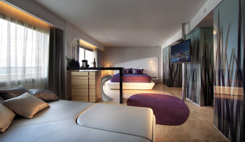 USHUAIA - ANYTHING CAN HAPPEN SUITE FULL VIEW